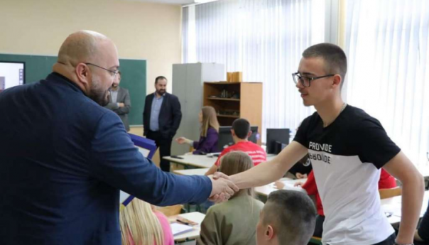 Učenici i studenti u KS imat će besplatan javni prijevoz od 1. maja