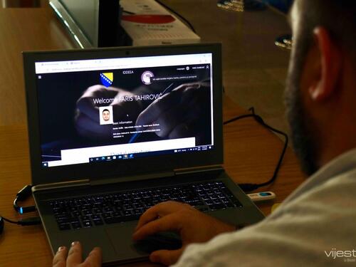 Od danas moguće potpisati dokumente preko mobitela, pogledajte kako