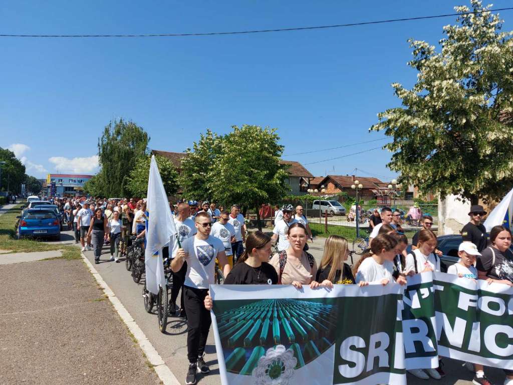 Od Gornjeg Rahića do centra Brčkog upriličen mimohod u čast sjećanja na Srebrenicu