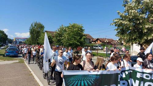 Od Gornjeg Rahića do centra Brčkog upriličen mimohod u čast sjećanja na Srebrenicu