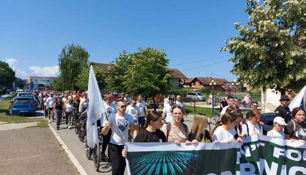 Od Gornjeg Rahića do centra Brčkog upriličen mimohod u čast sjećanja na Srebrenicu