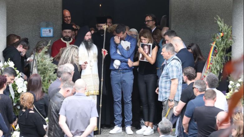 Od jutros 1800 policajaca u školama, danas sahrana četvero mališana