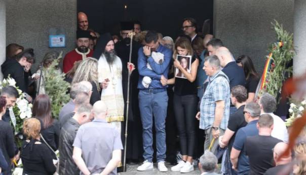 Od jutros 1800 policajaca u školama, danas sahrana četvero mališana