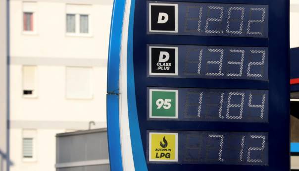 Od ponoći u Hrvatskoj znatno niže cijene goriva