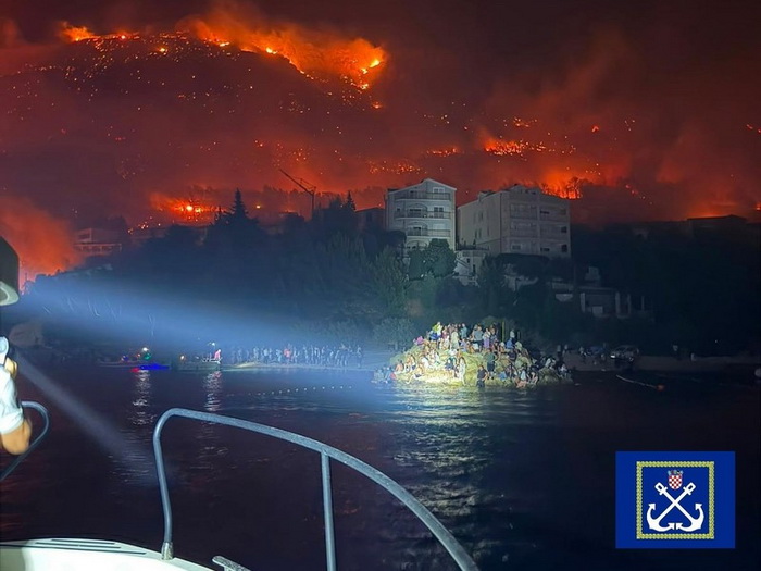 Od požara bježali u more: Spasioci izvukli 194 osobe, među njima i djecu
