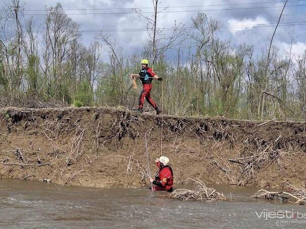 Rano jutros nastavljena potraga za dvije osobe u Jali i Spreči
