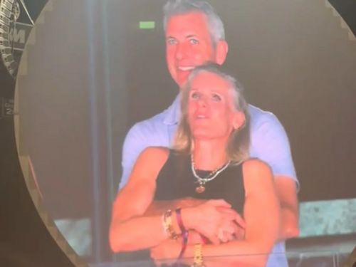 Od zagrljaja do otkaza: Viralni snimak s koncerta koji je uništio karijere i reputaciju