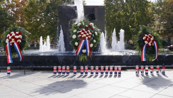 Odana počast i položeni vijenci na spomeniku poginulim braniteljima u Mostaru