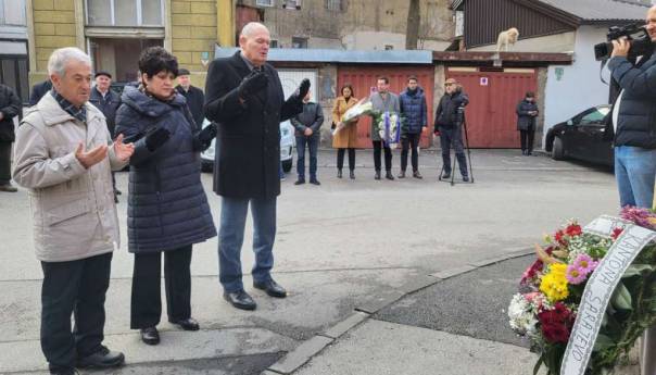 Odata počast ubijenim građanima u ulici Isevića sokak kod broja 23