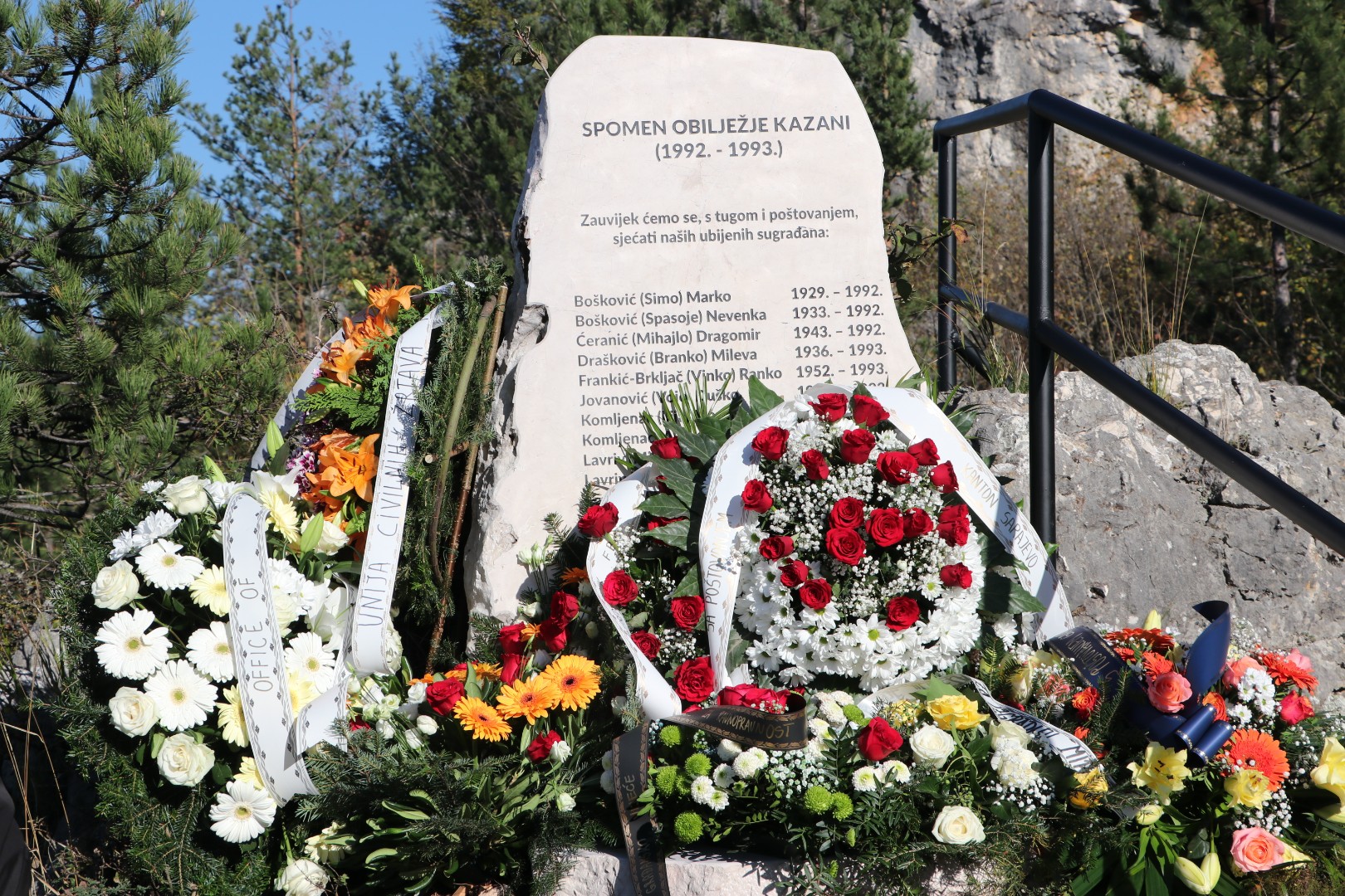 Foto: Odata počast ubijenim na lokalitetu Kazani kod Sarajeva
