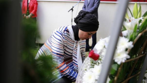 Odata počast ubijenima u OŠ 'Skender Kulenović' na Dobrinji