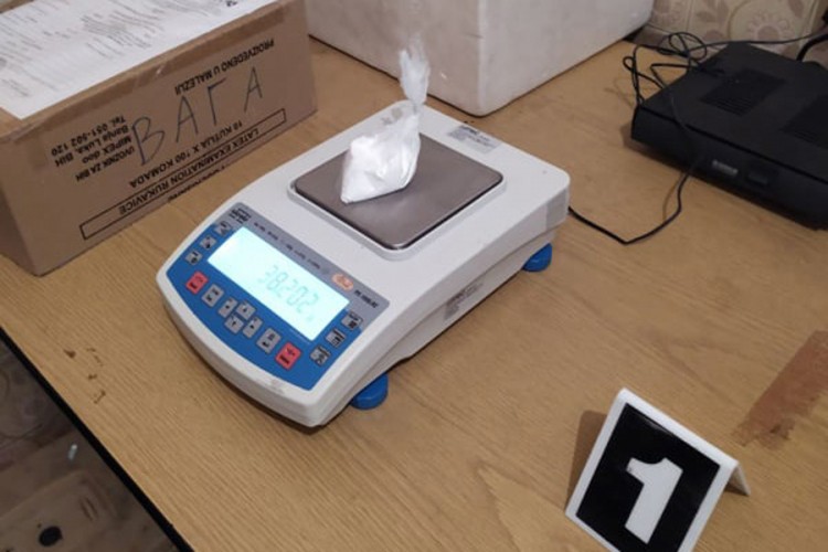 Odbio da se testira, policija u autu i stanu našla drogu