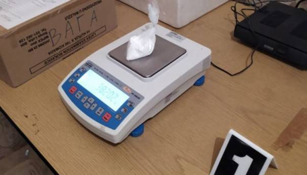 Odbio da se testira, policija u autu i stanu našla drogu