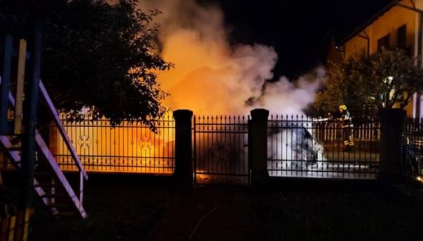 Odborniku iz Bosanske Gradiške zapaljen automobil