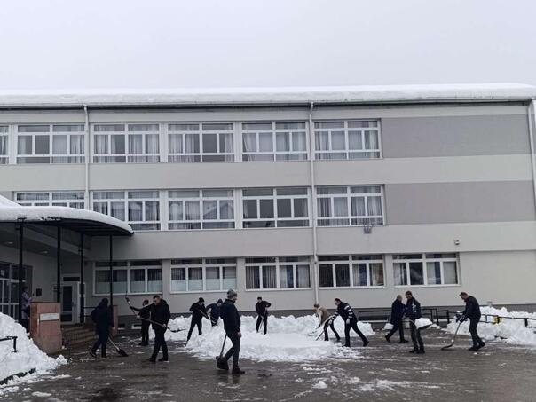 Odgojno-obrazovne ustanove u KS čiste i održavaju prostor tokom padavina