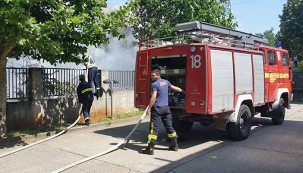 Odjeknule eksplozije dok su vatrogasci gasili vatru u Milićima