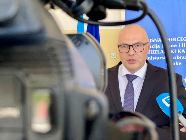 Odlična vijest: U škole Tuzlanskog kantona se iz inostranstva vratilo 136 učenika