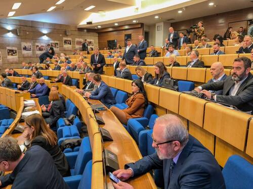 Bošković tvrdi da je odluka o komisiji predložena neustavno, nezakonito i neposlovnički