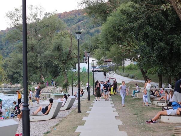 Banjalučani uživaju u šetalištu uz Vrbas Banjalučani uživaju u šetalištu uz Vrbas