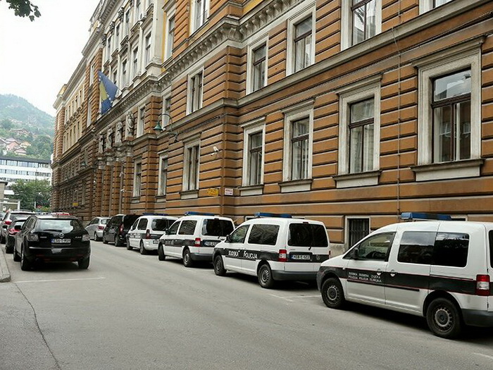 Određen jednomjesečni pritvor Savi Ćosoviću zbog bacanja bombe na "Gastro Pub 13"