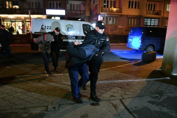 Određen jednomjesečni pritvor za sedam osumnjičenih zbog napada na Beograđane