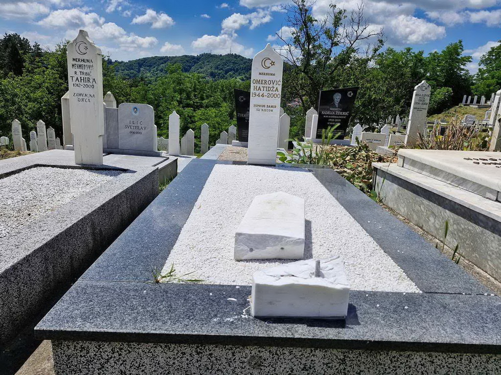 Određen pritvor Neziru Šariću iz Tuzle: Oštetio 11 mezara na groblju Bukovčić