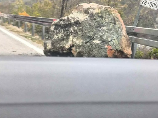 Odron kod Jablanice, saobraća se jednom trakom