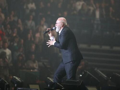 Održan koncert Dine Merlina u Zagrebu: Publika u glas zapjevala Je l' Saraj'vo gdje je nekad bilo?’