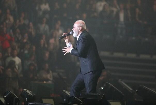 Održan koncert Dine Merlina u Zagrebu: Publika u glas zapjevala Je l' Saraj'vo gdje je nekad bilo?’