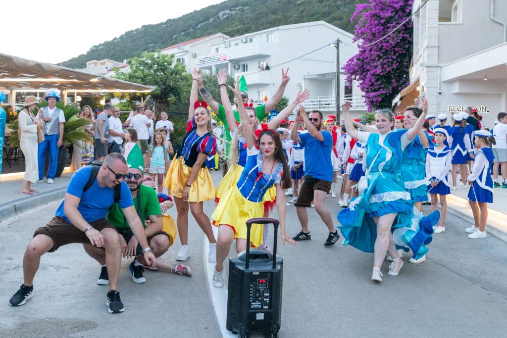 Održan prvi Međunarodni ljetni turistički karneval u Neumu