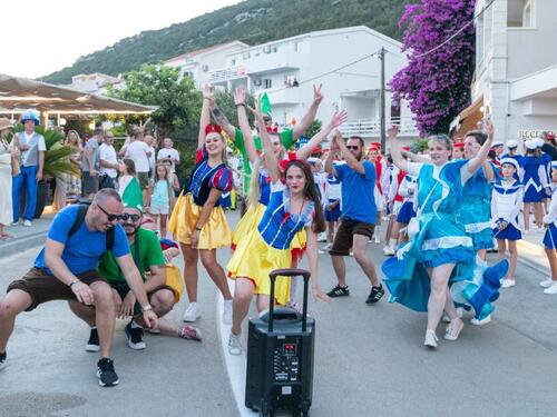 Održan prvi Međunarodni ljetni turistički karneval u Neumu