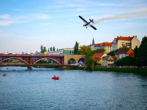 Održan spektakularni Red Bull Flugtag, iznad Drave poletjele ručno izrađene letjelice