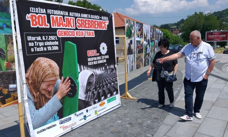 Održana izložba fotografija 'Bol majki Srebrenice'