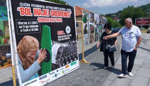 Održana izložba fotografija 'Bol majki Srebrenice'