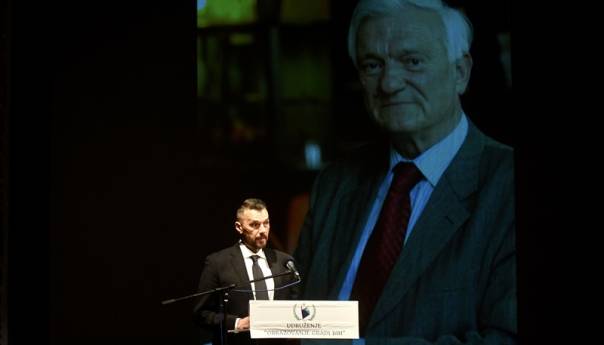 Održana komemoracija Jovanu Divjaku, generalu koji je vikao 'ne pucaj'