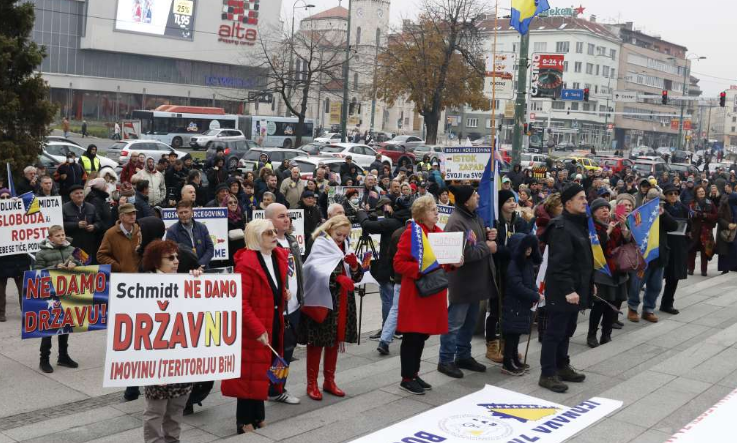 Održani mirni protesti na Trgu BiH pod nazivom "Ne damo državu BiH“