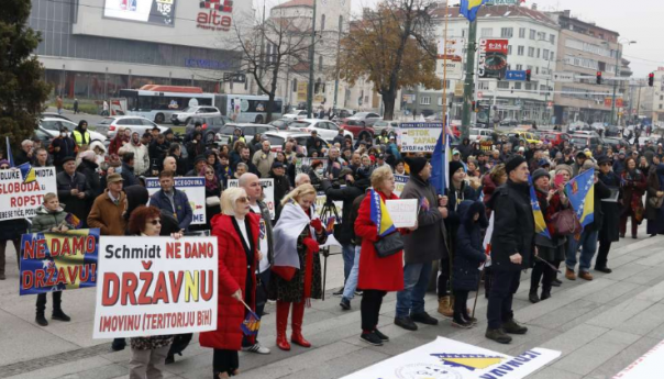 Održani mirni protesti na Trgu BiH pod nazivom "Ne damo državu BiH“