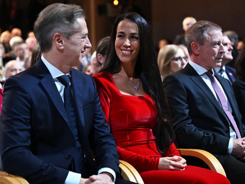 Oduševila prisutne u crvenoj haljini: Ko je supruga slovenačkog premijera?