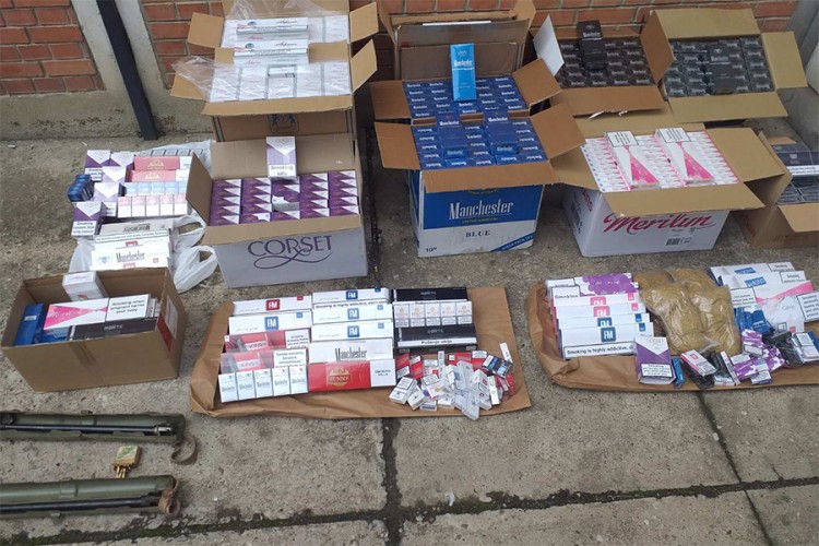 Oduzete cigarete bez akciznih markica i vojno oružje