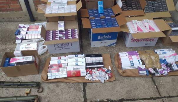 Oduzete cigarete bez akciznih markica i vojno oružje