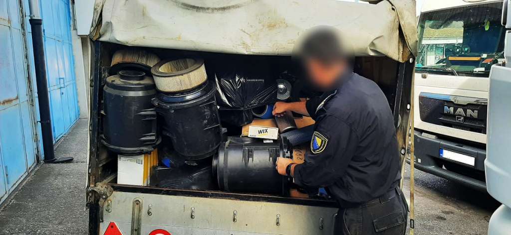 Oduzeti dijelovi za kamione i automobile