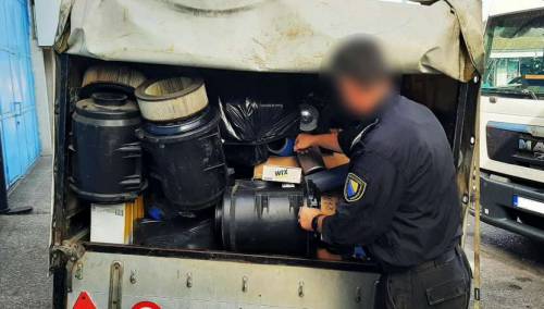 Oduzeti dijelovi za kamione i automobile