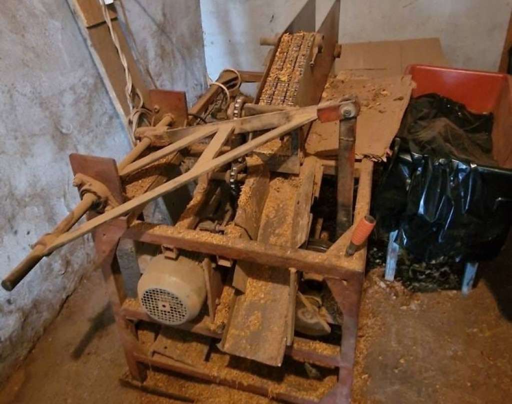 Oduzeti mobilni telefoni i mašina za rezanje duhana