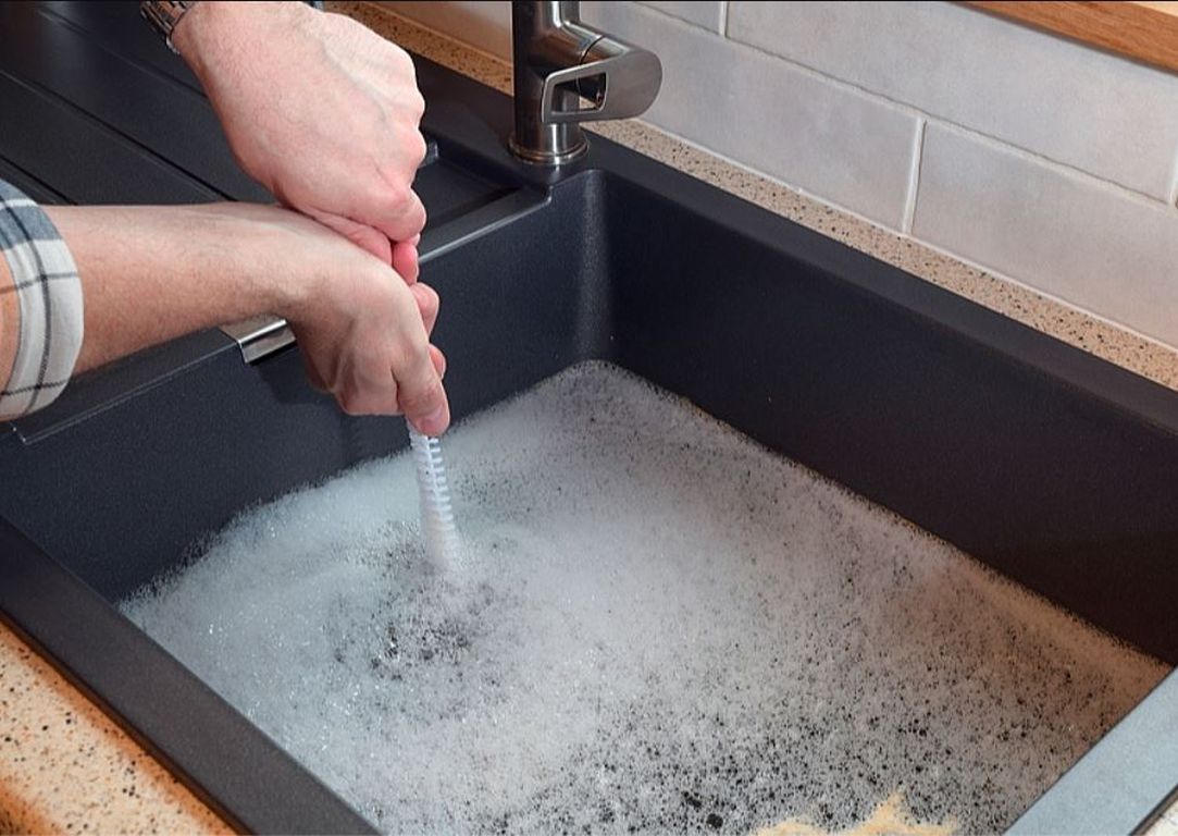 Odvod vam smrdi i sporo otiče? Rješenje se već nalazi u vašoj kuhinji