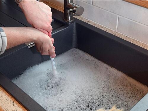 Odvod vam smrdi i sporo otiče? Rješenje se već nalazi u vašoj kuhinji