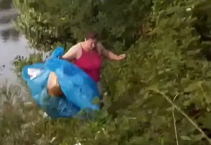 Ogorčeni mještanin u Jelahu natjerao dijasporce da pokupe smeće koje su bacili u Usoru