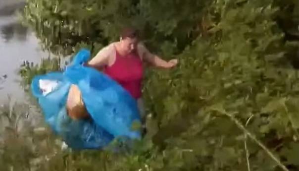 Ogorčeni mještanin u Jelahu natjerao dijasporce da pokupe smeće koje su bacili u Usoru