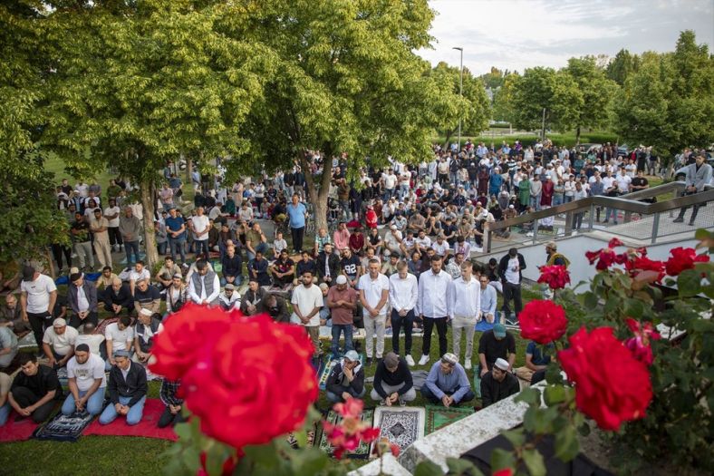 Ogroman broj vjernika klanjao Bajram namaz u Zagrebu
