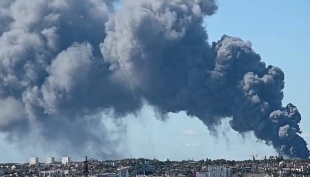 Ogroman požar u Parizu, gori jedna od najvećih tržnica