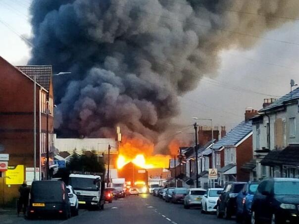 Ogroman požar zahvatio fabriku u Engleskoj